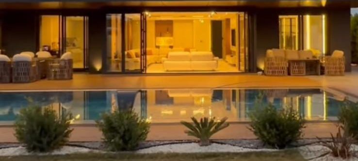 Havuzlu villa, gece görünümü