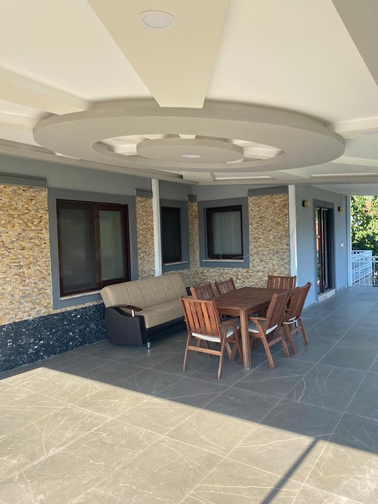 Villa teras ve ortak kullanım alanı